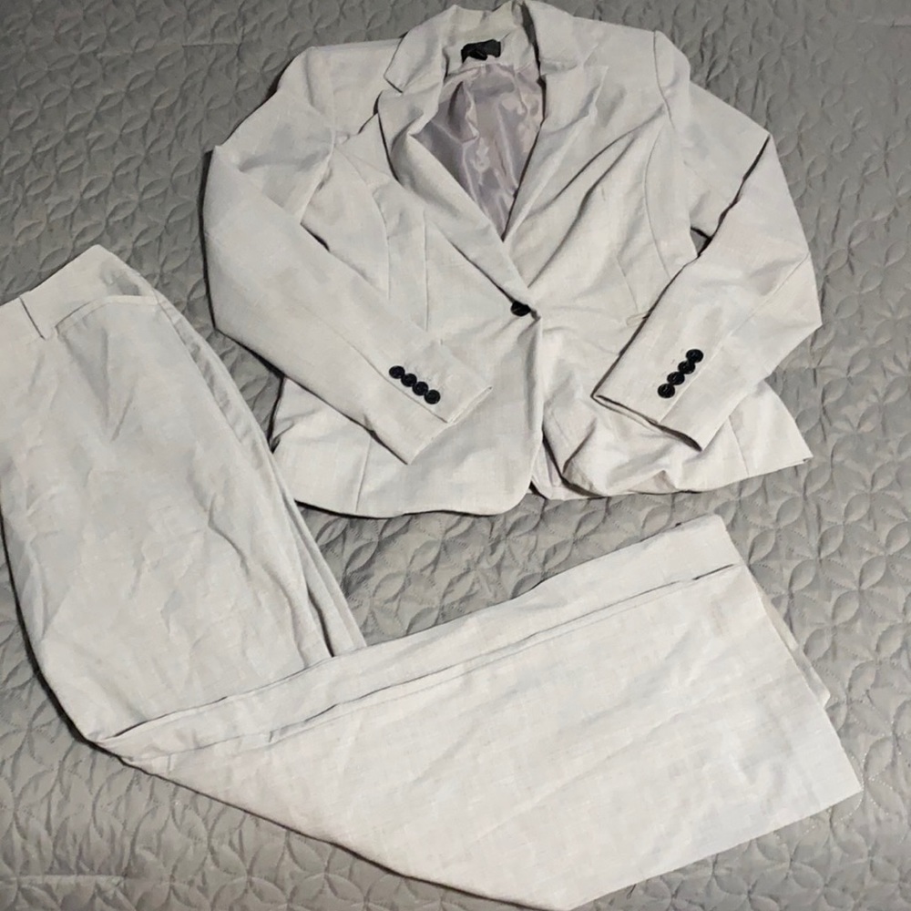 Light gray pant suit